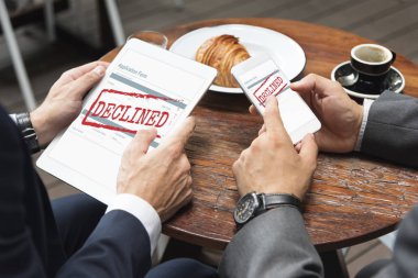 dijital cihazlar kullanarak iş adamları,