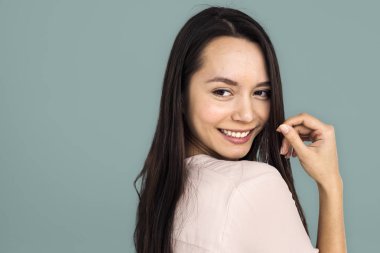 Stüdyoda genç bir kadın 