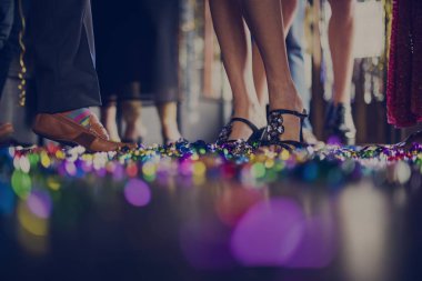  tatil tinsel bacaklarda