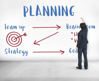 İşadamı takım ayakta duvarının yakınında