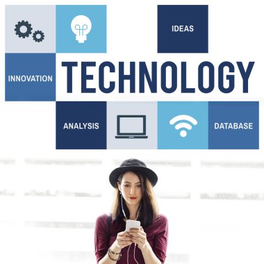 Akıllı telefon kullanan genç bir kadın.