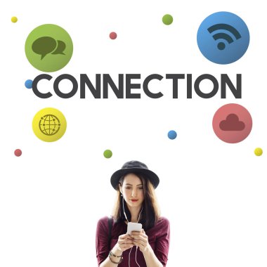 Akıllı telefon kullanan genç bir kadın.