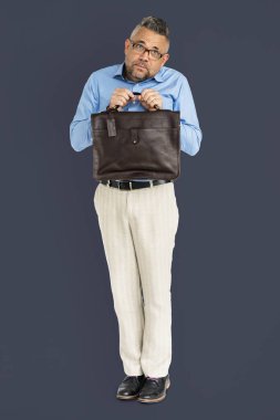  Deri çanta tutan adam