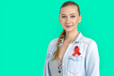 Stüdyoda genç bir kadın 