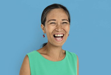 kadın stüdyoda poz 