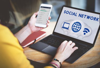 Dizüstü bilgisayar kullanan genç kadın