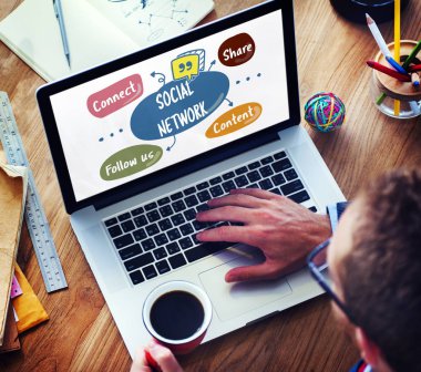 İş adamı dizüstü bilgisayar kullanıyor