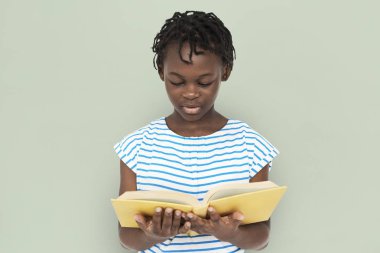 Kız stüdyoda poz veriyor. 