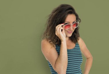 kadın güneş gözlüğü ayarlama