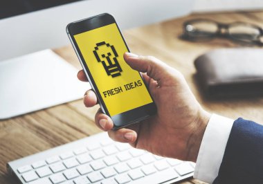 Akıllı telefon kullanan iş adamı