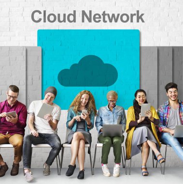 Dijital aygıtlar kullanan insanlar