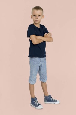 stüdyoda poz çocuk