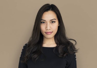 kadın stüdyoda poz 