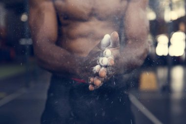 Spor salonunda egzersiz yapan adam.