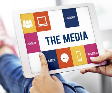 Dijital tablo kullanan kişi