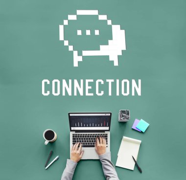 Dizüstü bilgisayarda çalışan kişi