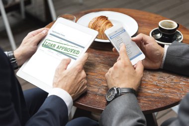 dijital cihazlar kullanarak iş adamları,