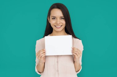 Stüdyoda genç bir kadın 