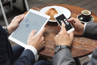 dijital cihazlar kullanarak iş adamları,