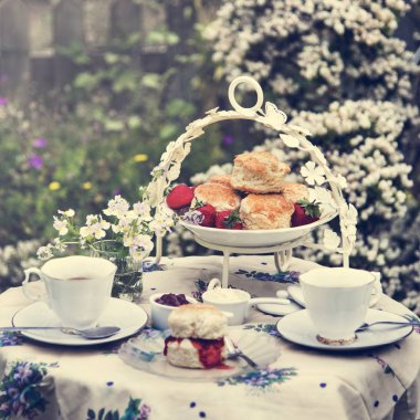 tabloda çay bahçesinde