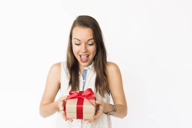 Noel hediyesi kutu tutan kadın,