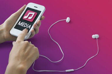 insan elinden tutarak cep telefonu