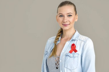 Stüdyoda genç bir kadın 