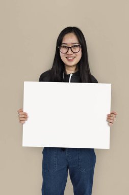 kadın stüdyoda poz