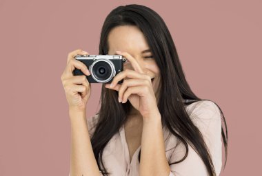 Stüdyoda genç bir kadın 