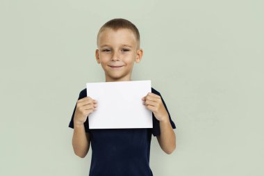 stüdyoda poz çocuk