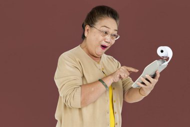 üst düzey kadın stüdyoda poz