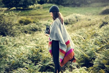 Fotoğraf makinesi olan genç bir kadın. 