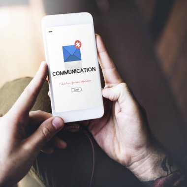 Cep telefonu kullanan kişi