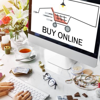 Bilgisayarda Çalışan Kadın