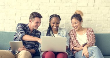 Dijital cihazlar kullanan öğrenciler