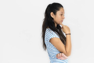 Kız stüdyoda poz veriyor. 