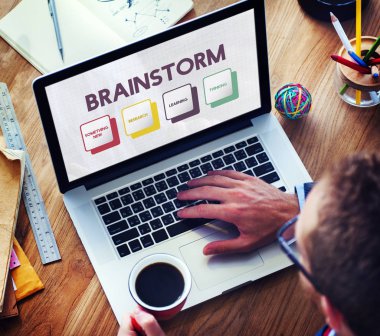 İş adamı dizüstü bilgisayar kullanıyor