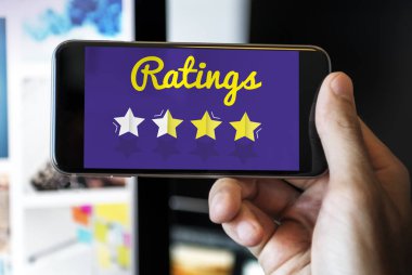 Akıllı telefon kullanan adam