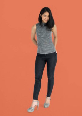  Asyalı kadın stüdyoda poz 