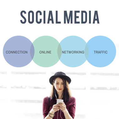 Akıllı telefon kullanan genç bir kadın.