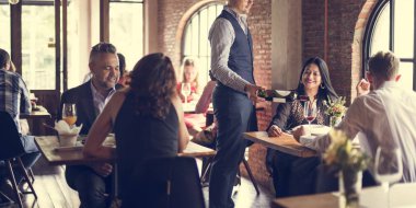 neşeli restorandaki