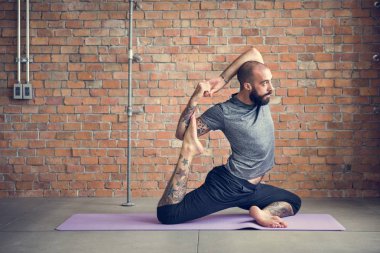 Yoga egzersiz egzersiz yapan erkek