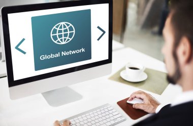 Ofiste çalışan bir iş adamı.