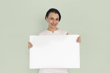 Stüdyoda poz veren iş kadını 