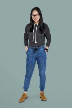 kadın stüdyoda poz