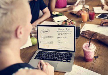 Dizüstü bilgisayar kullanan kadın