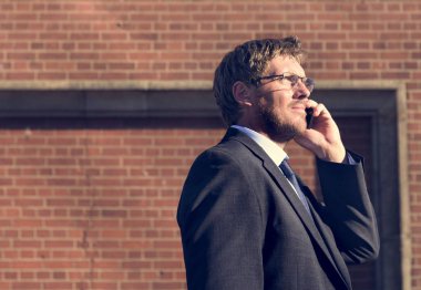 smartphone üzerinde konuşan işadamı 