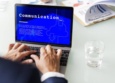 tipik dizüstü klavye üzerinde işadamı