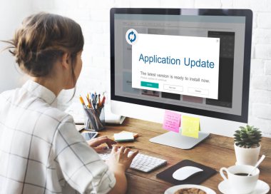 bilgisayar ile çalışan kadın 