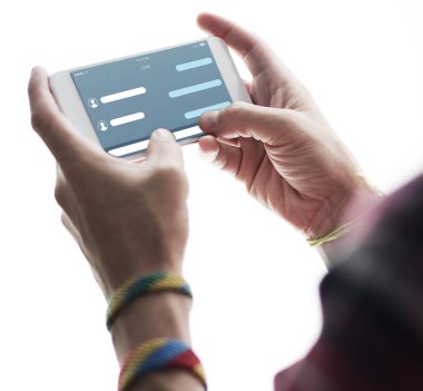 insan elinden tutarak cep telefonu